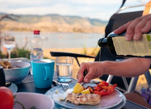 What to eat while camping? Simple recipes and tips